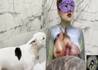 الدفعات الناجحة للكلاب تجعل هذه الشقراء تنزل