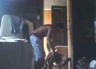 مشهد حديقة حيوان حقيقي XXX مع كلب مثلي الجنس ساخن وخجول